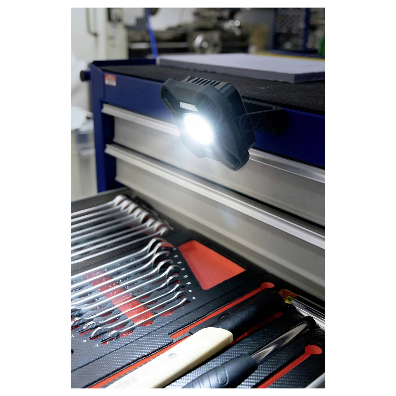 Laddningsbar arbetsbelysning COB-LED 2000 lm m. magnet