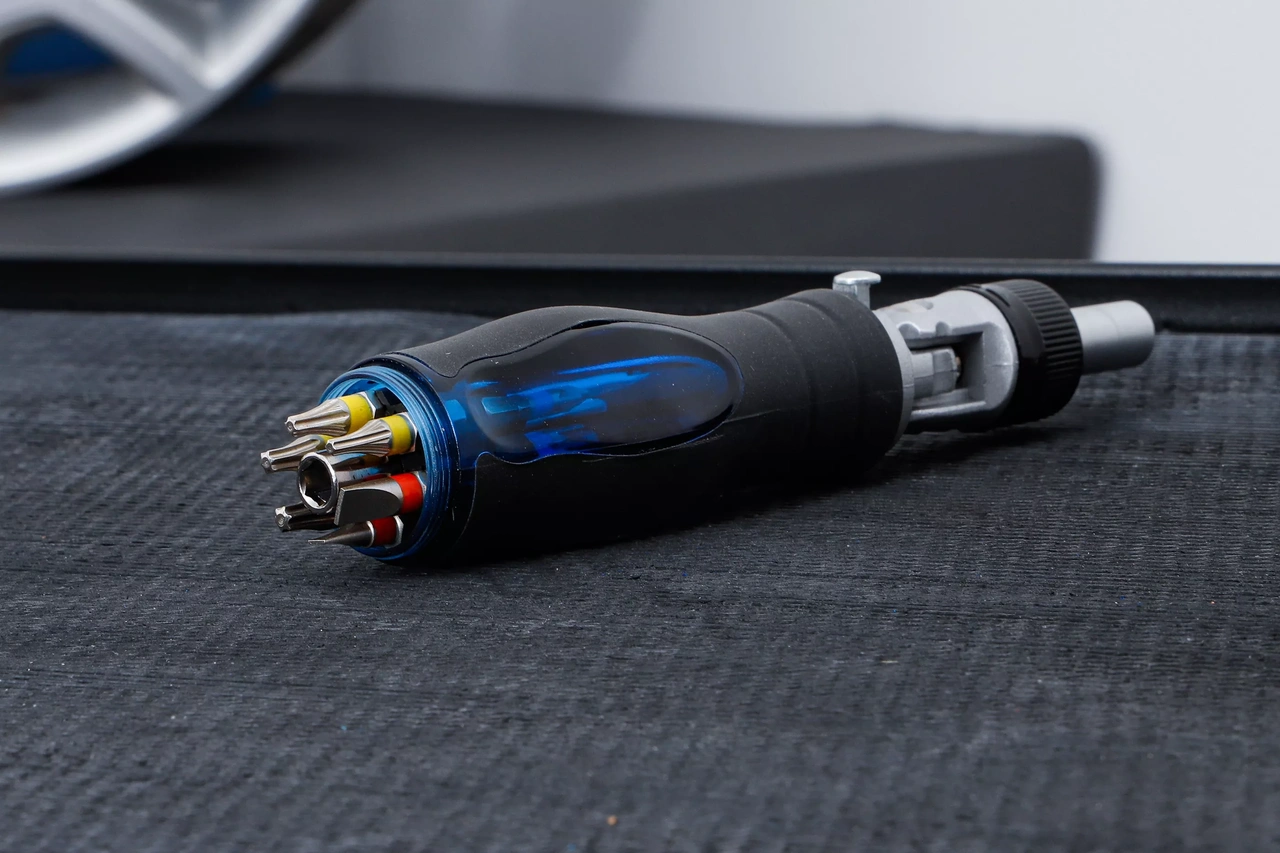 Led-skruvmejsel-Bit-sats | med spärr-vridhandtag, omställbar | 14 delar