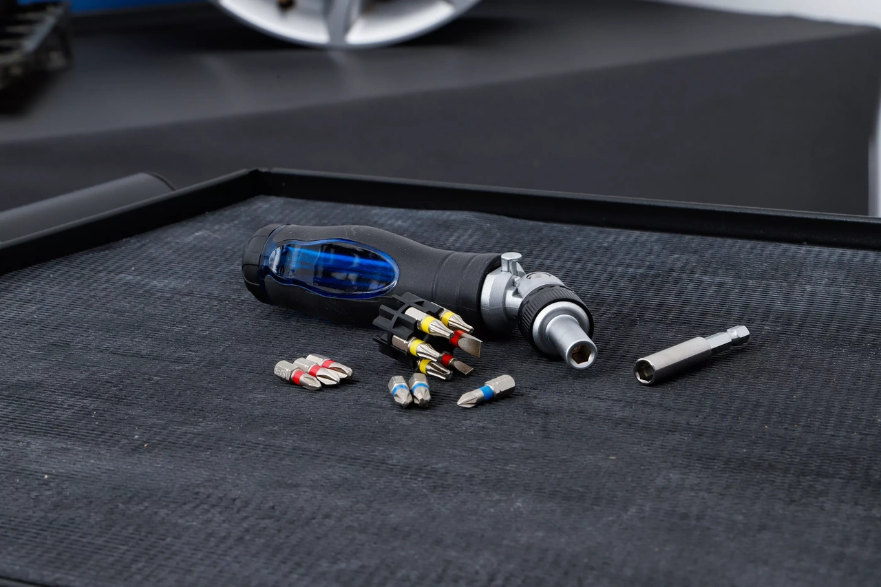 Led-skruvmejsel-Bit-sats | med spärr-vridhandtag, omställbar | 14 delar