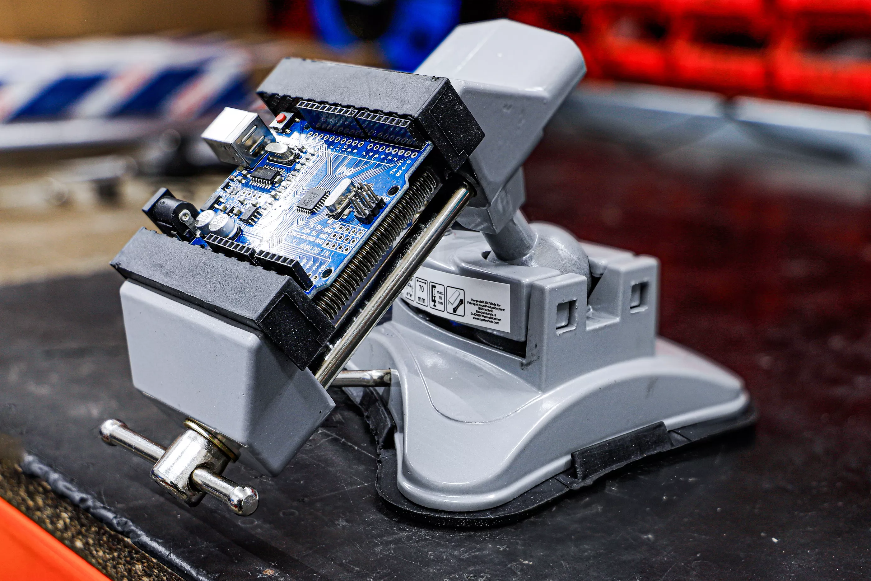 Bordsskruvstäd | Svängbart | Backar 70 mm | Med vakuum-sugfot