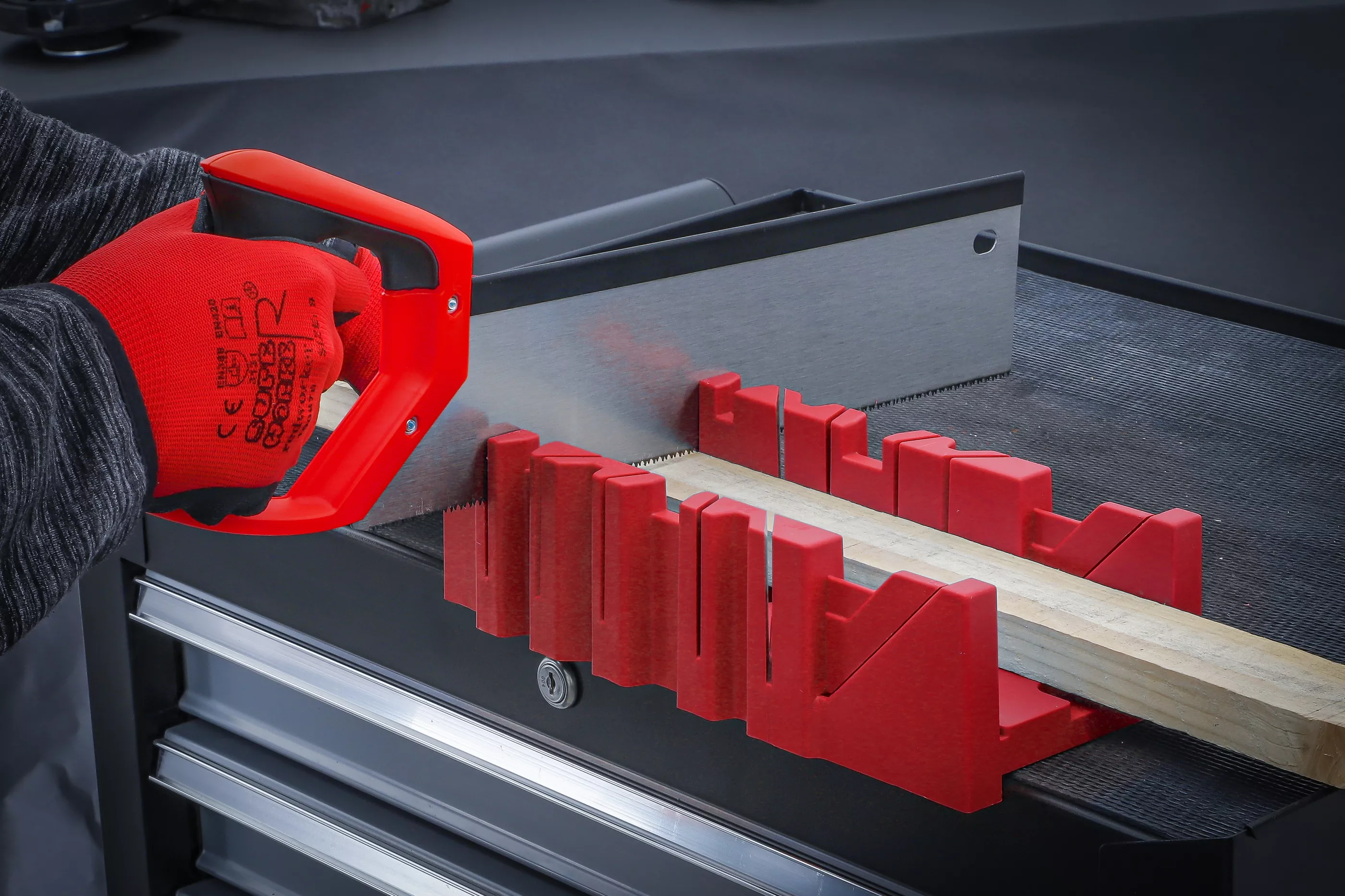 Geringslåda av plast 300x130x80mm inkl. ryggsåg 12 tdr/tum