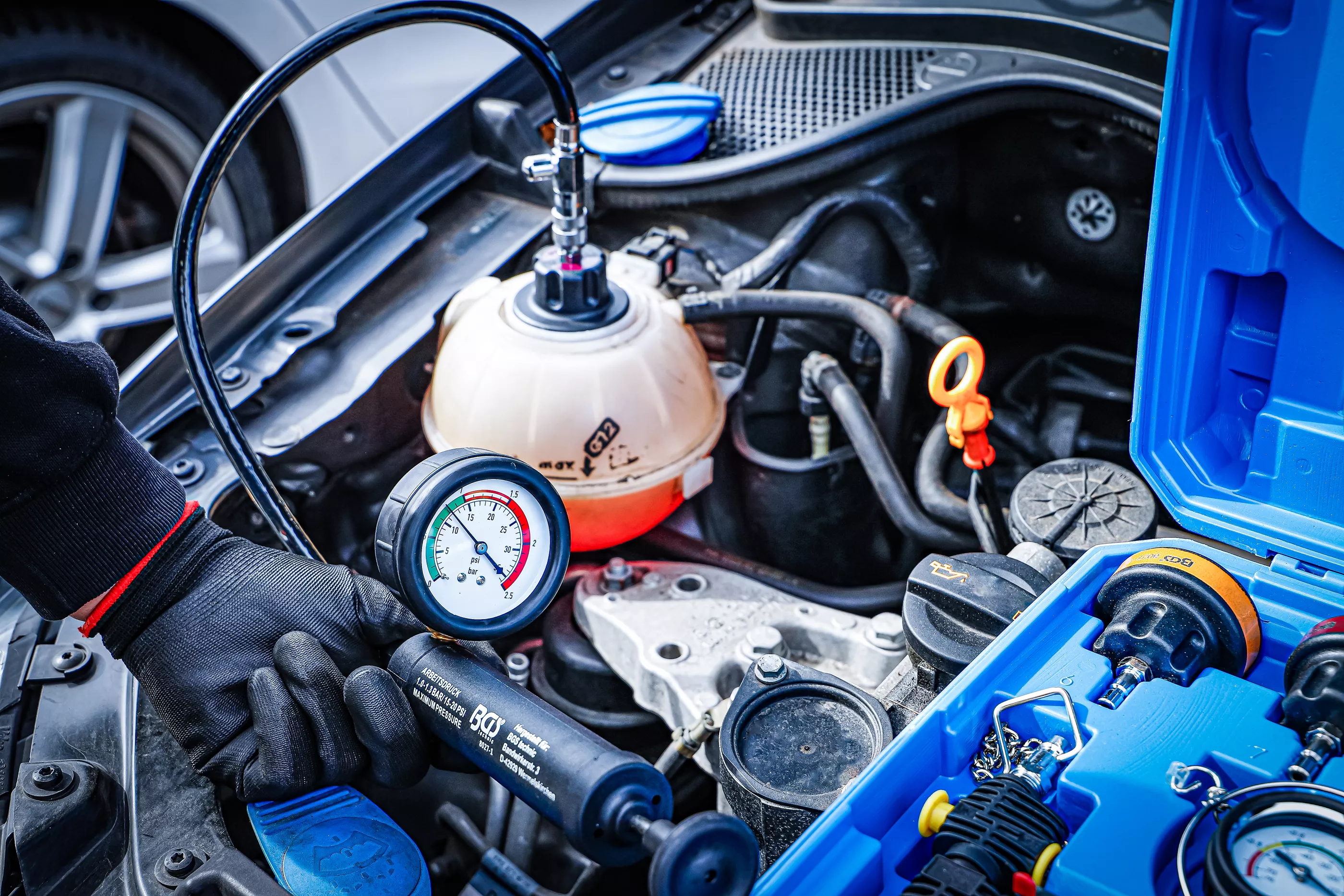 Tryckprovarsats för kylsystem | inkl. påfyllningssystem | 28 delar