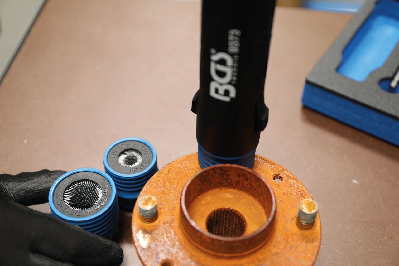 Verkstadsvagninlägg 1/6: Rengöringsborste-sats för pinnbultar och hjulbultar